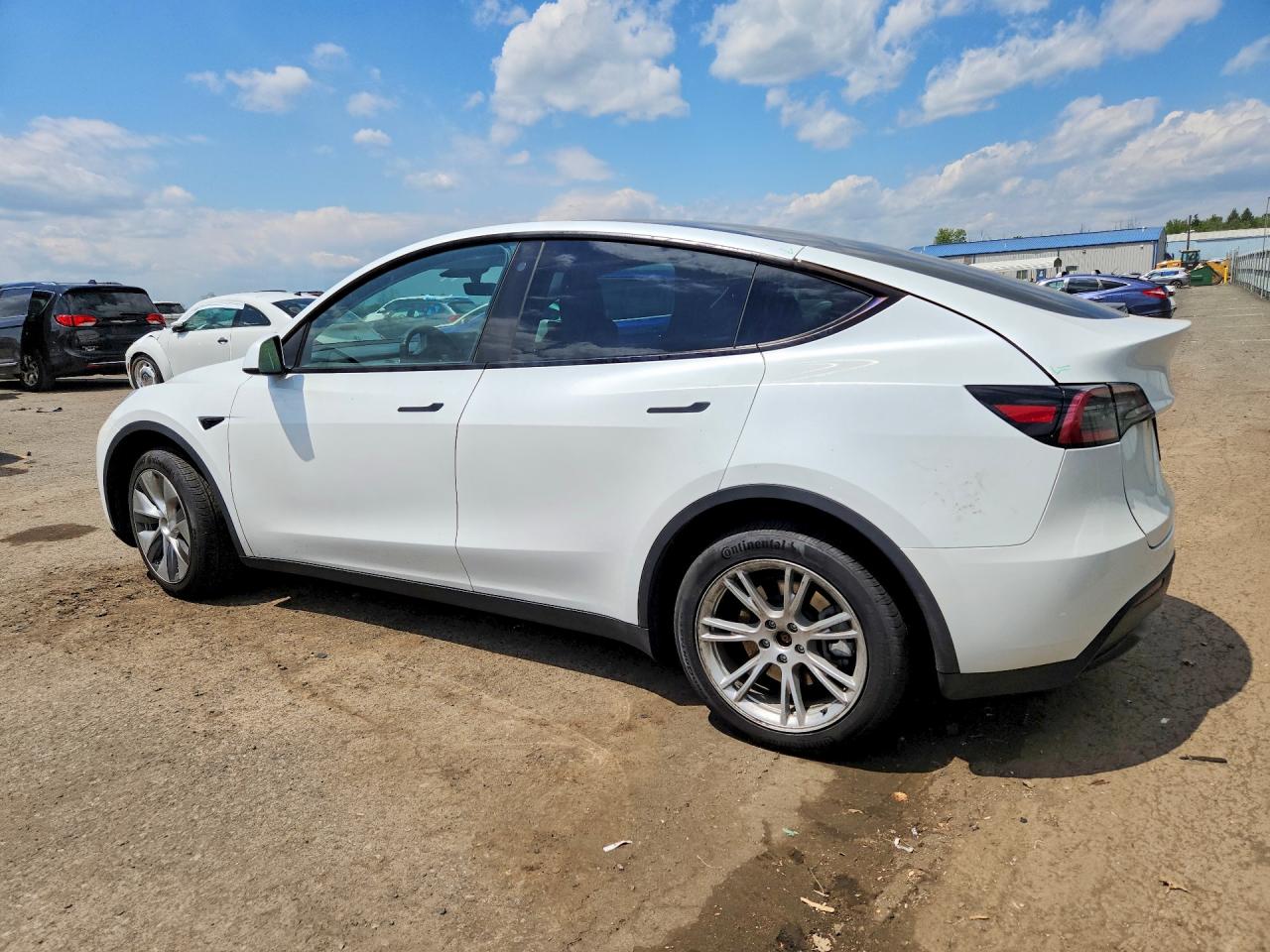 TESLA MODEL Y 2023 — 3