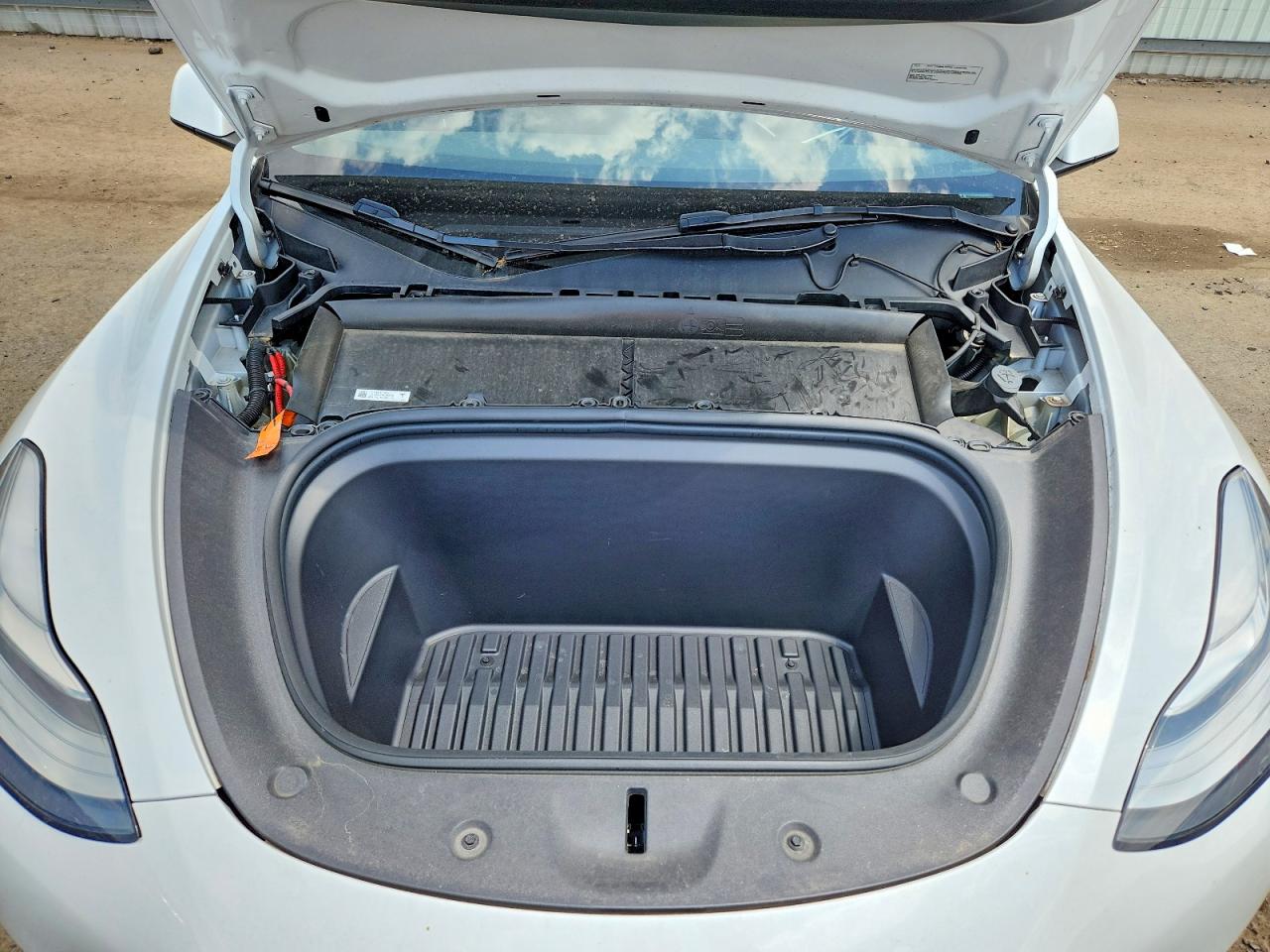 TESLA MODEL Y 2023 — 12