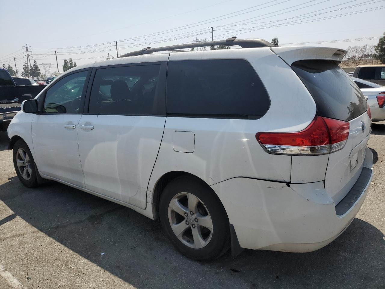 TOYOTA SIENNA 2011 — 3