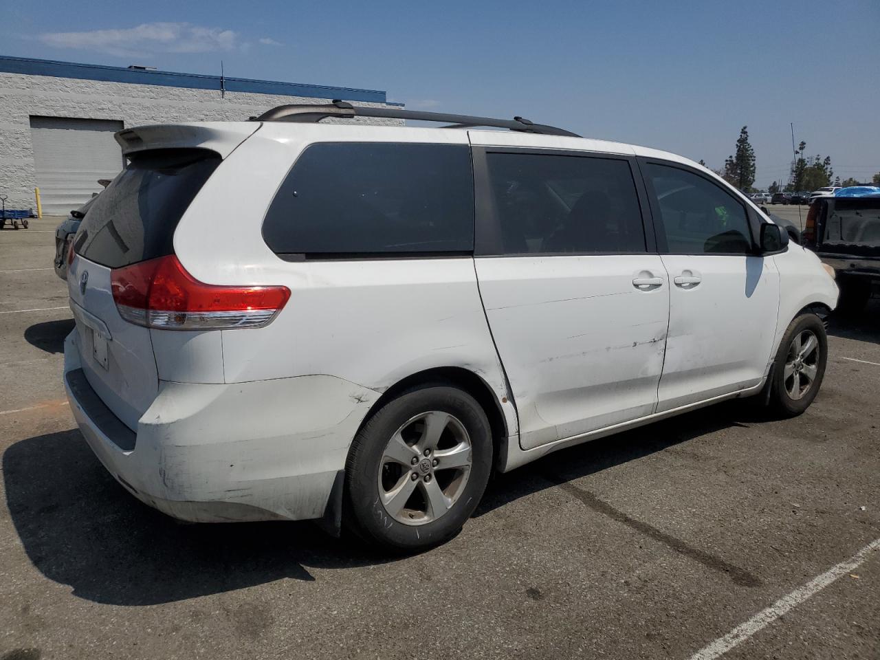 TOYOTA SIENNA 2011 — 4