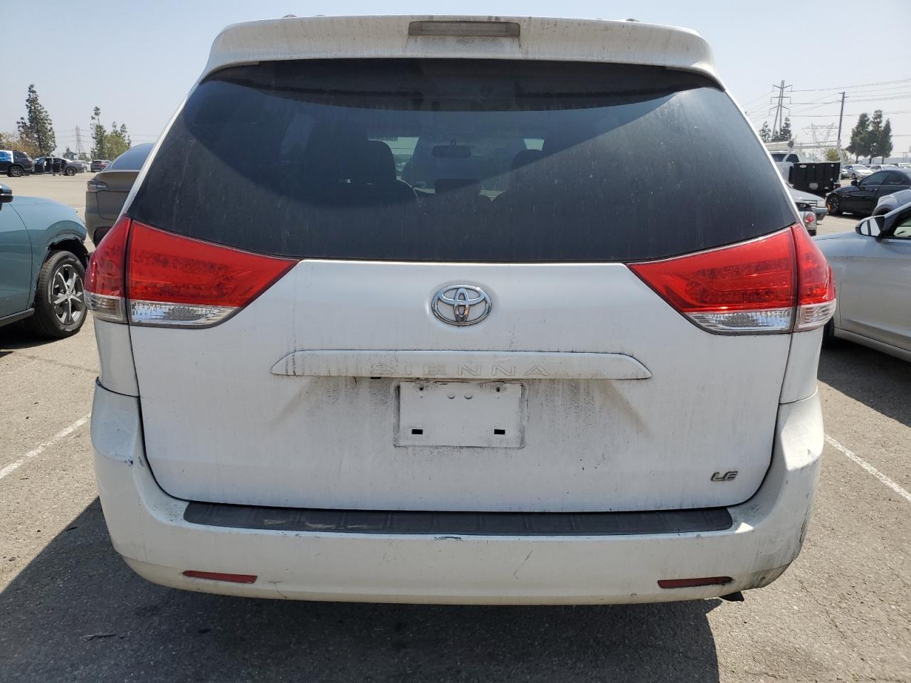 TOYOTA SIENNA 2011 — 7