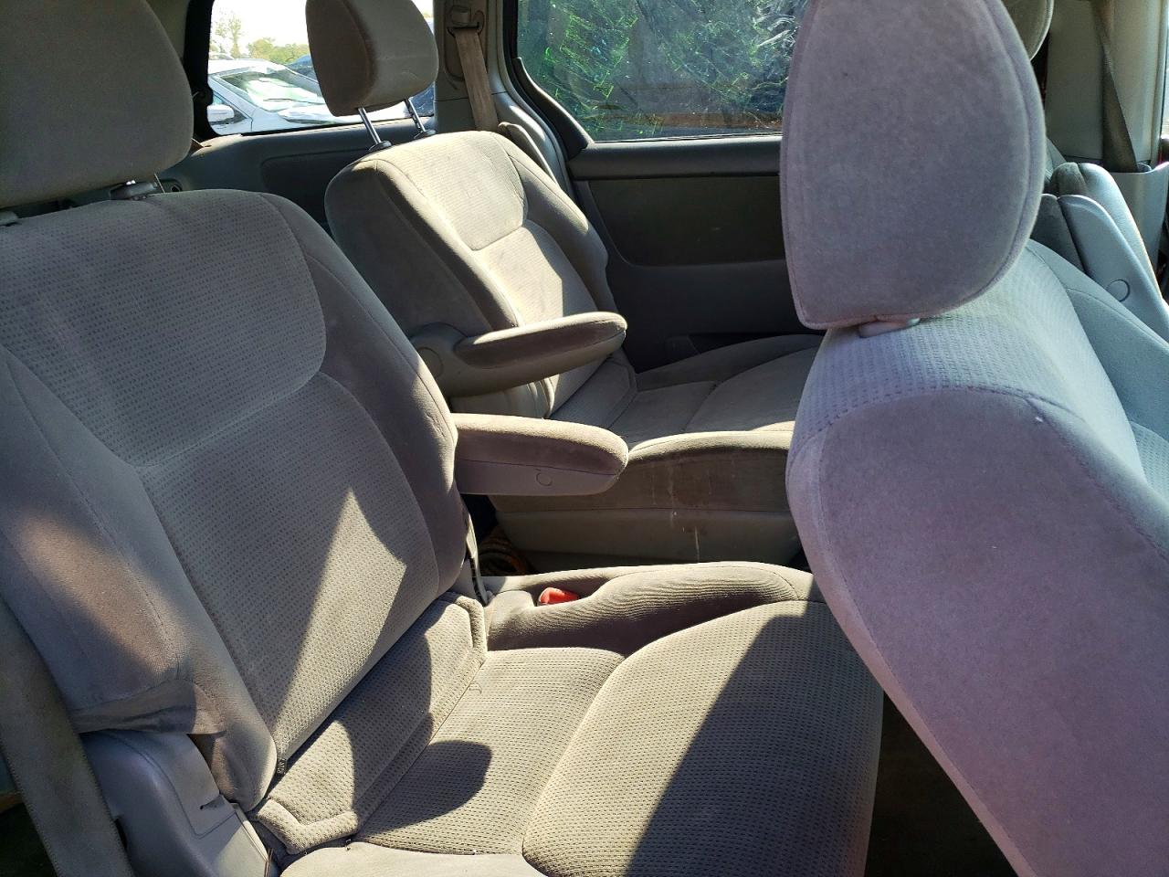 TOYOTA SIENNA 2004 — 12