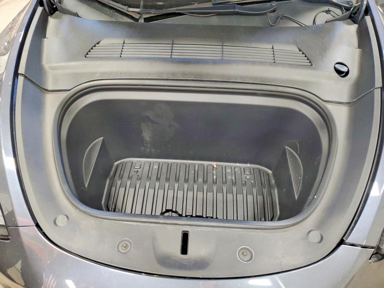 TESLA MODEL Y 2022 — 12