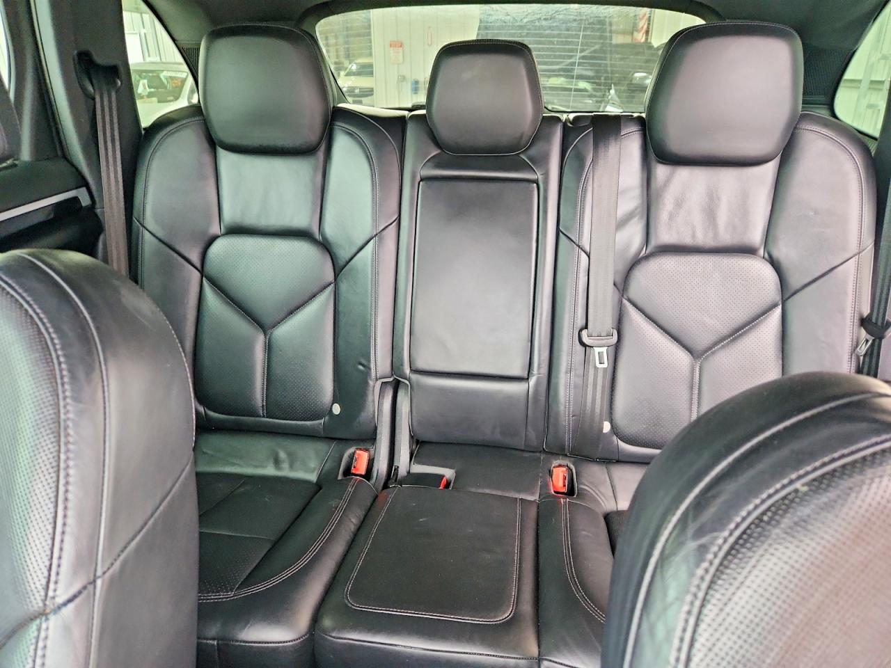 PORSCHE CAYENNE 2012 — 11