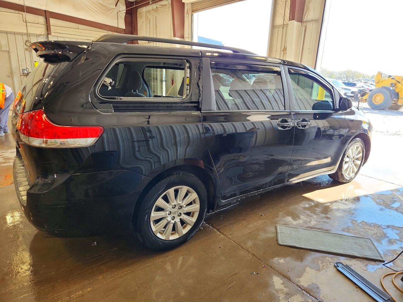 TOYOTA SIENNA 2013 — 4