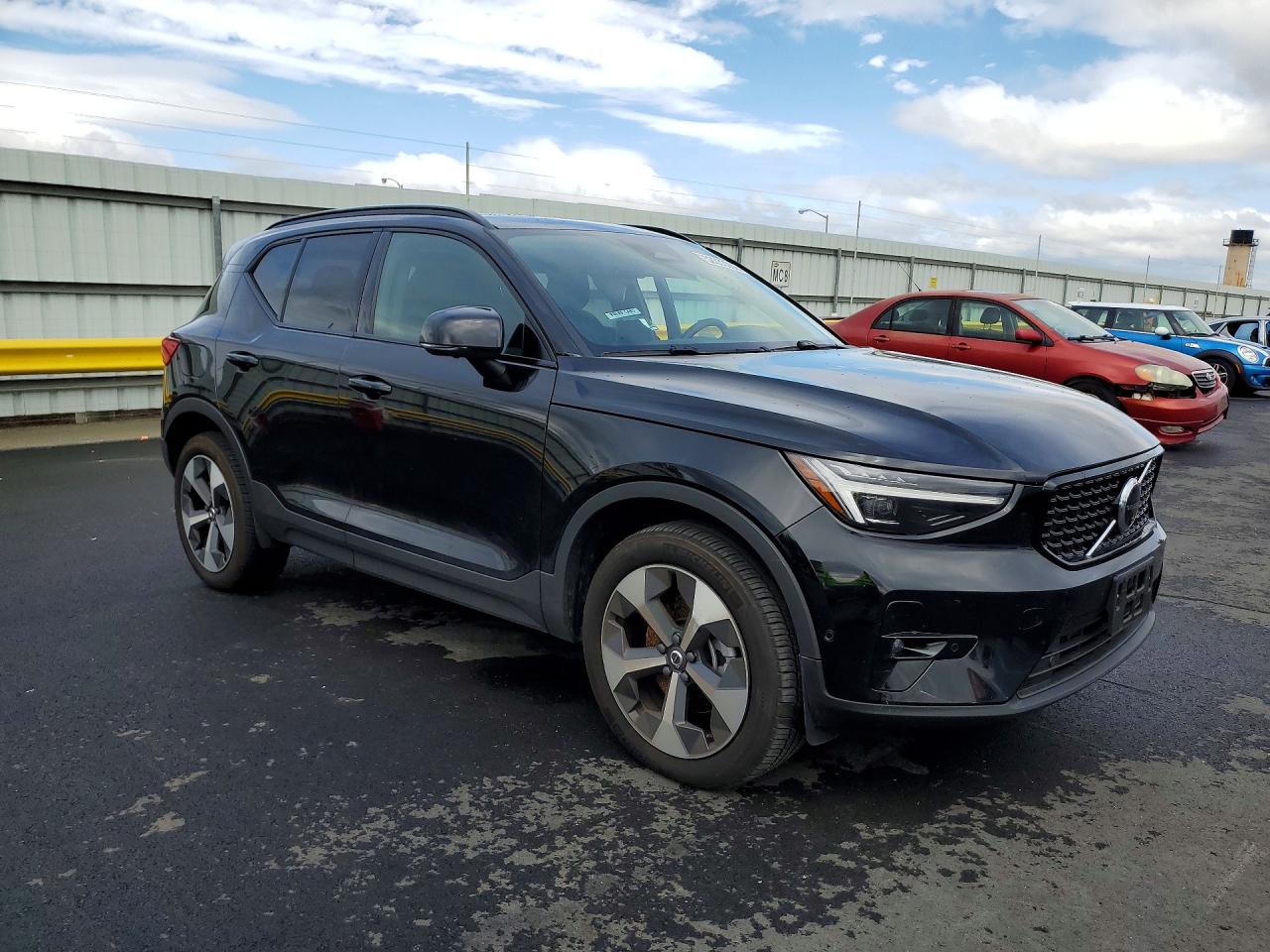 VOLVO XC40 2025 — 5