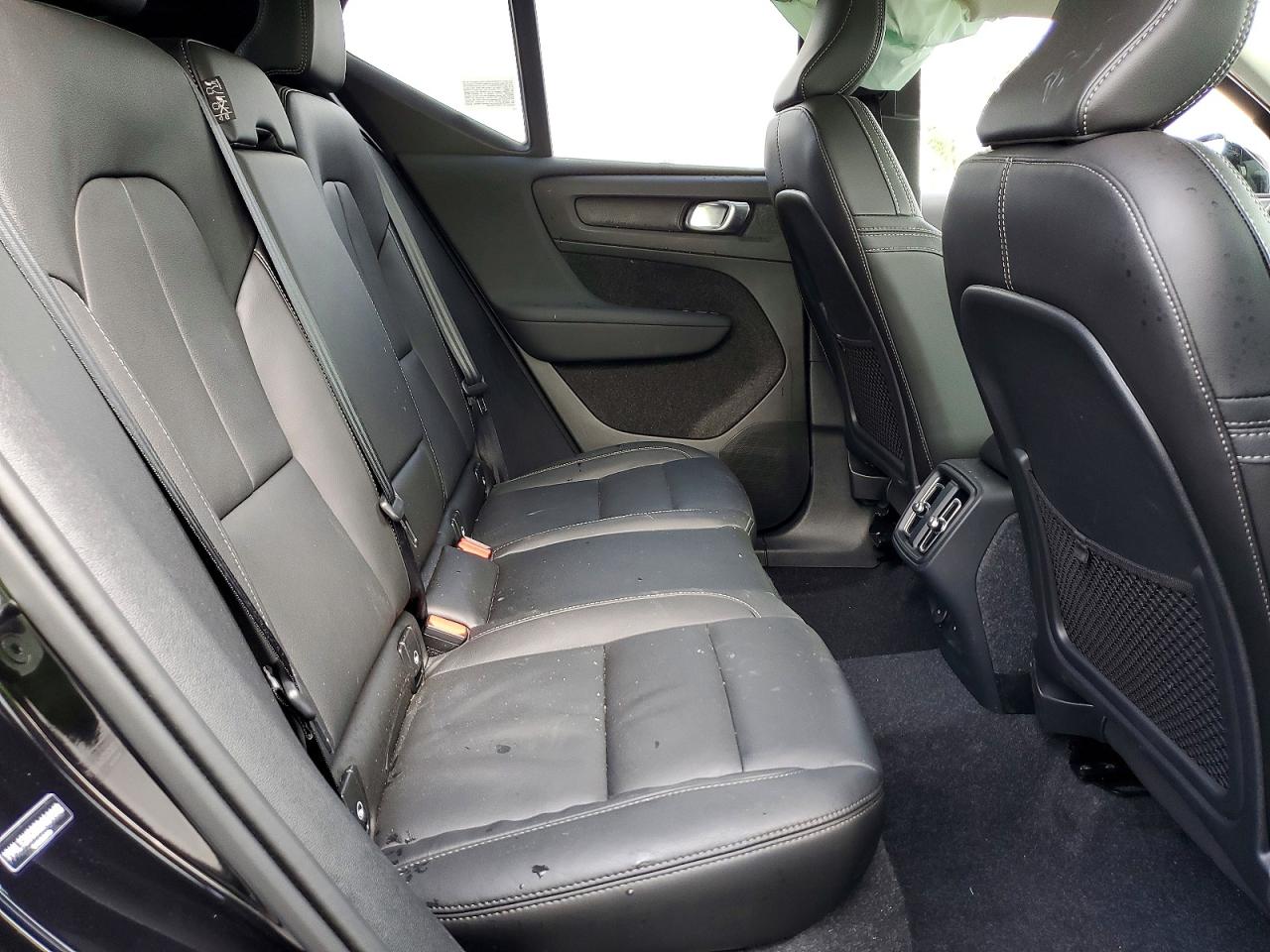 VOLVO XC40 2025 — 12