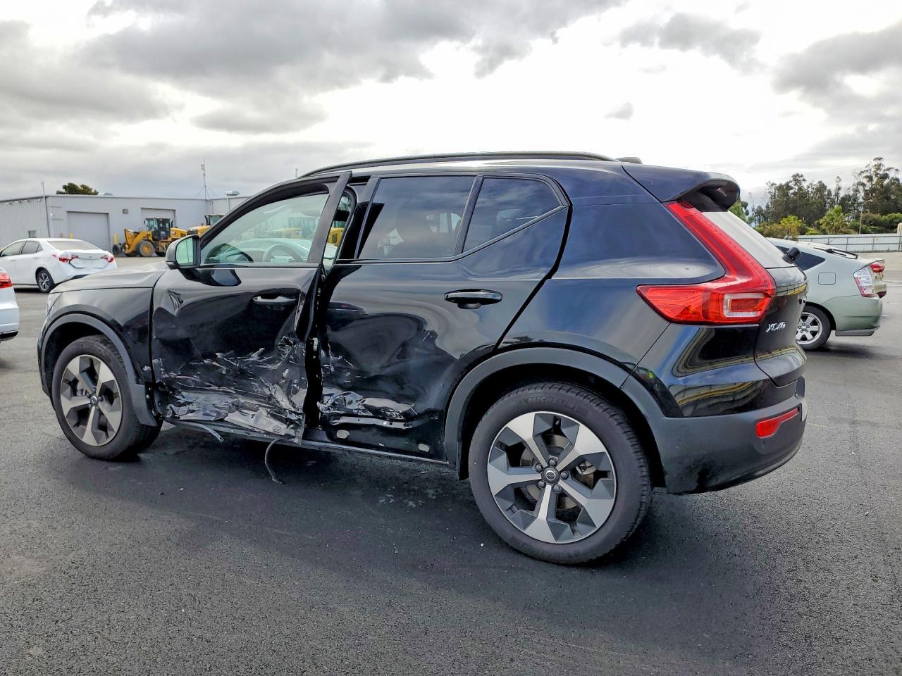 VOLVO XC40 2025 — 3