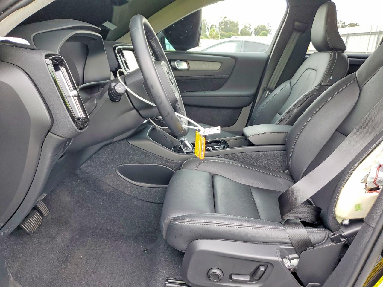 VOLVO XC40 2025 — 8