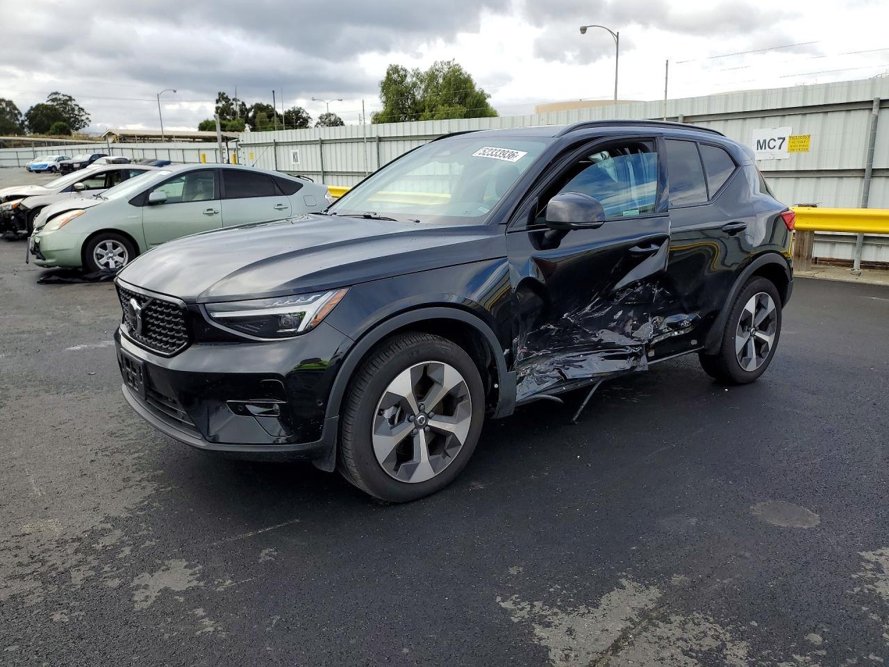 VOLVO XC40 2025 — 2