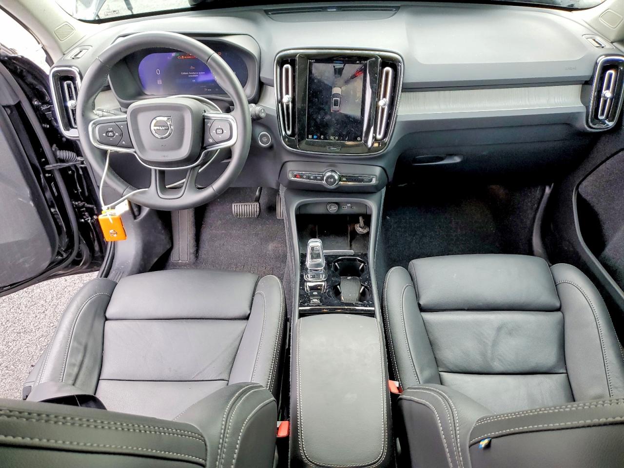 VOLVO XC40 2025 — 9