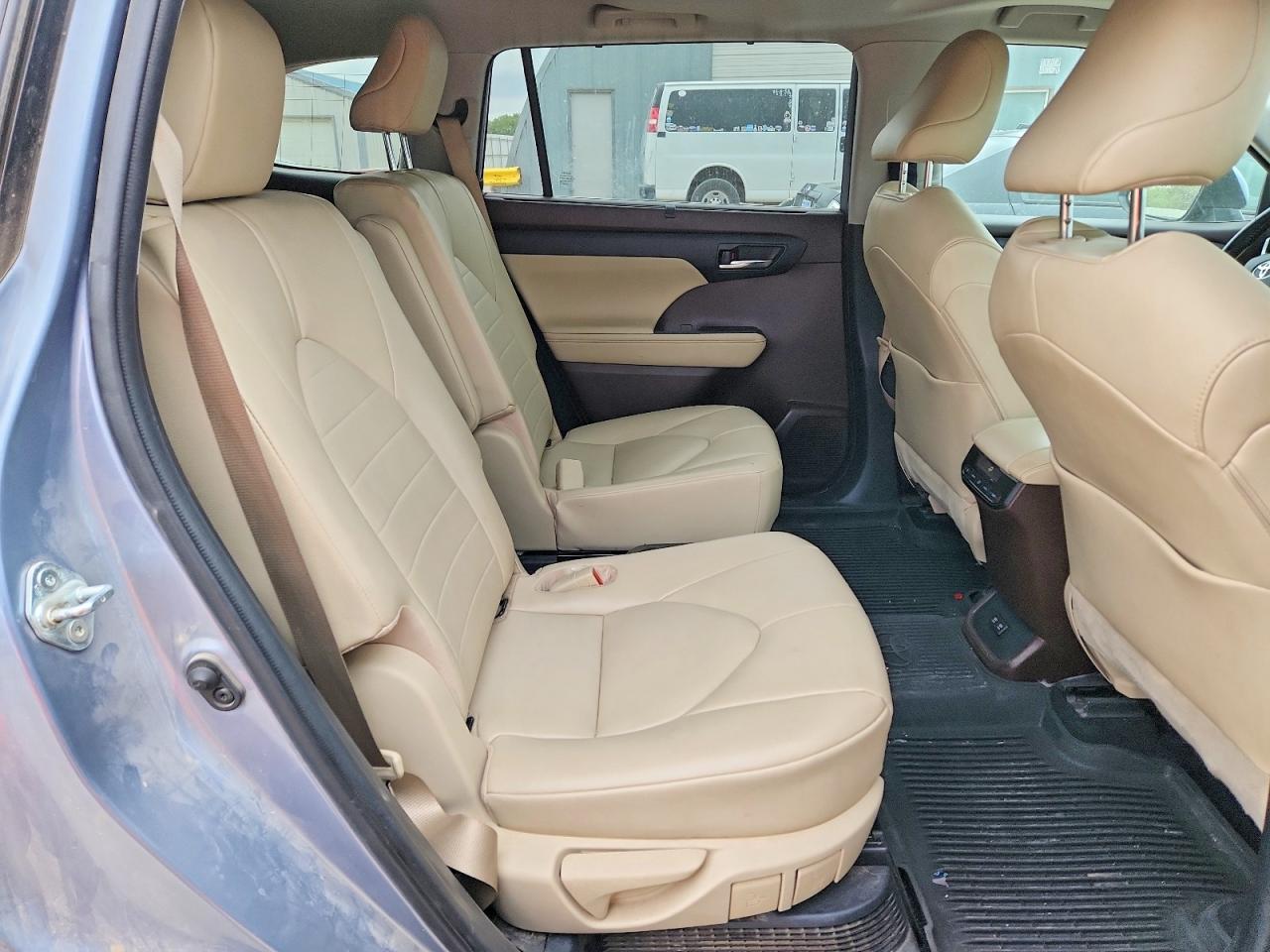TOYOTA HIGHLANDER 2021 — 12