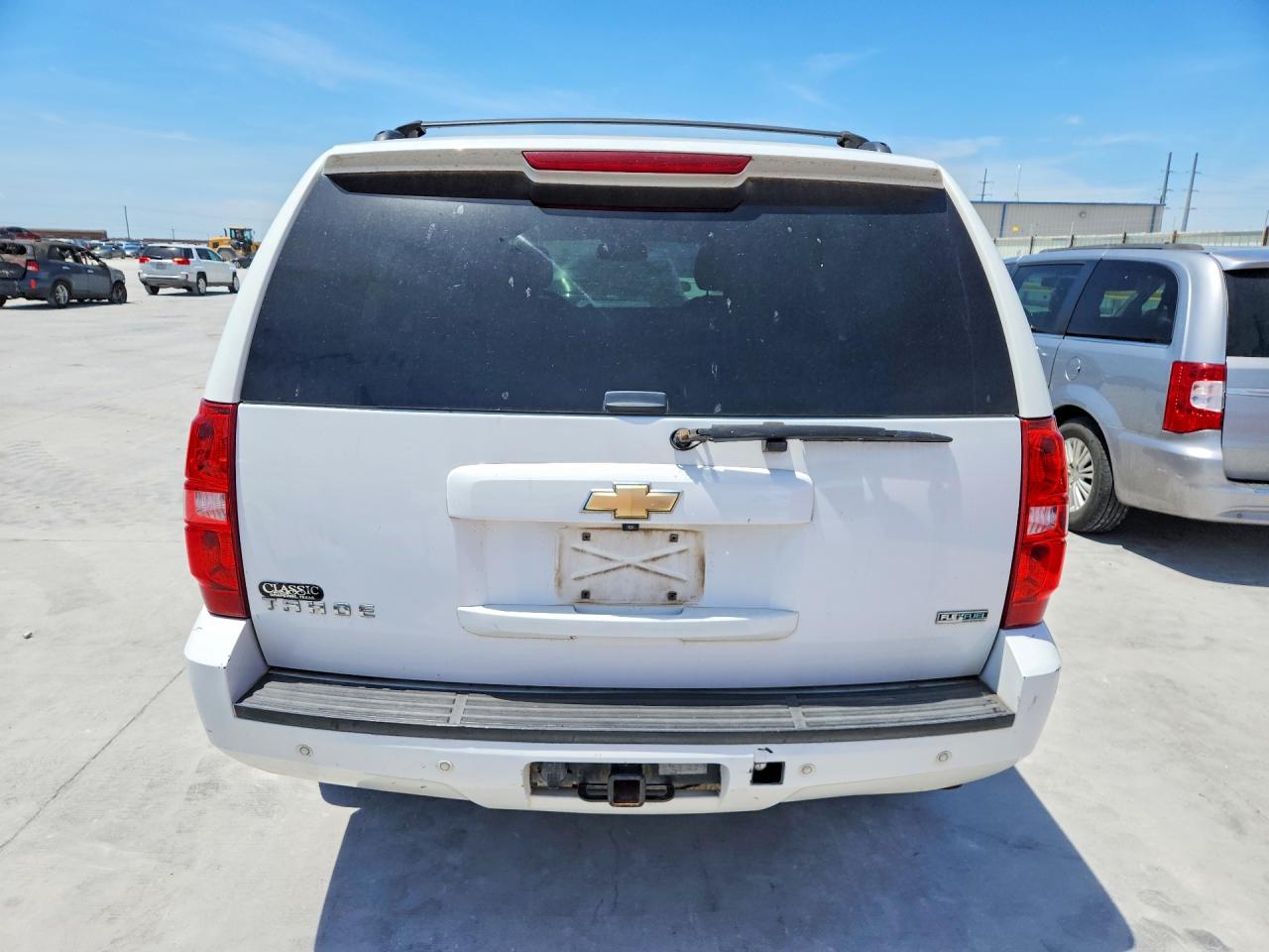 CHEV TAHOE 2011 — 7