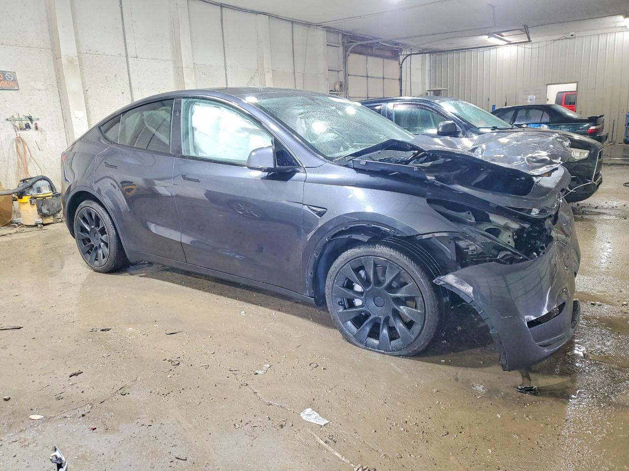 TESLA MODEL Y 2025 — 5