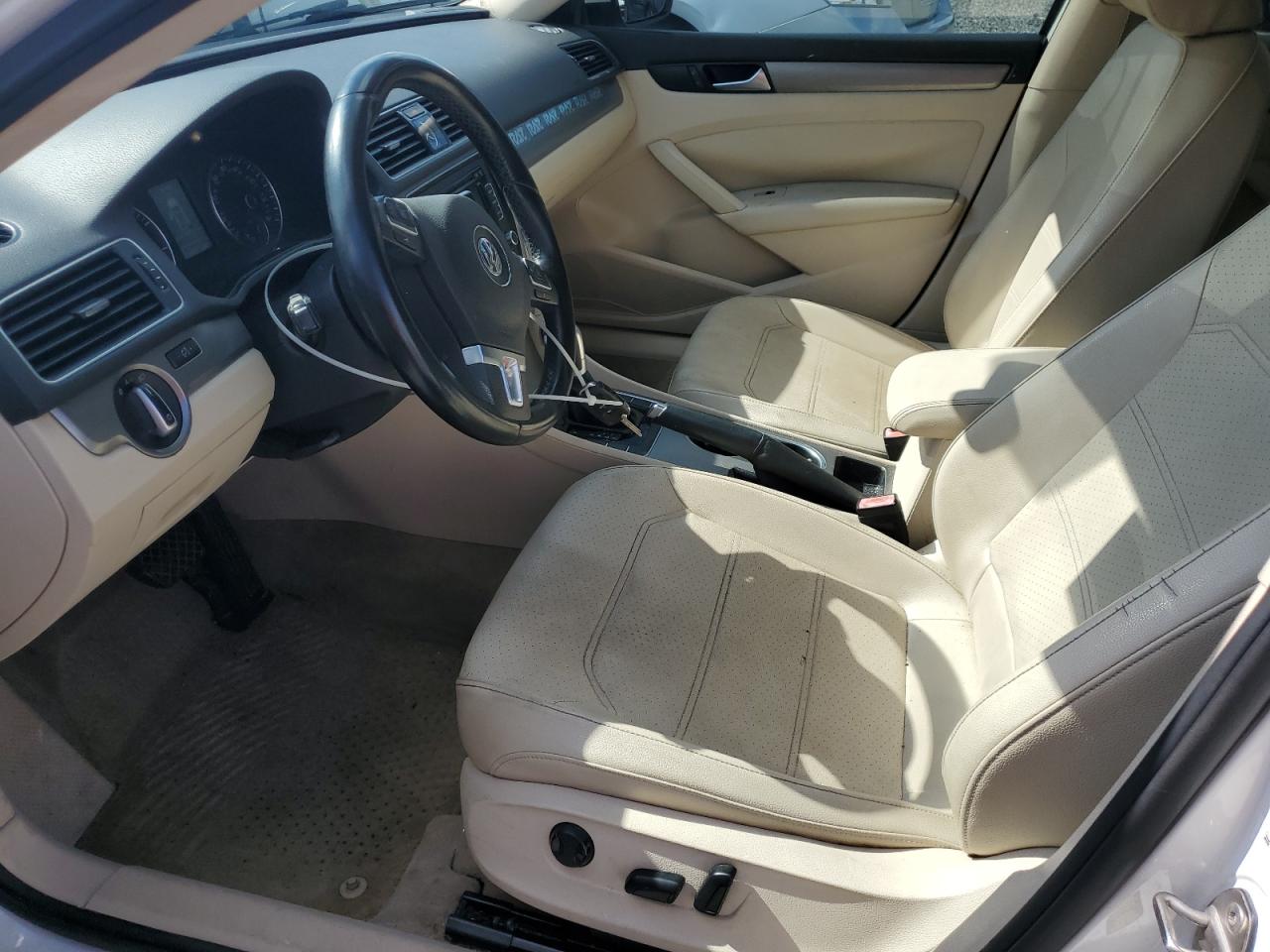VOLKSWAGEN PASSAT 2015 — 8