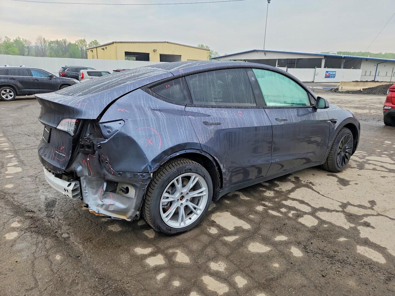 TESLA MODEL Y 2023 — 4