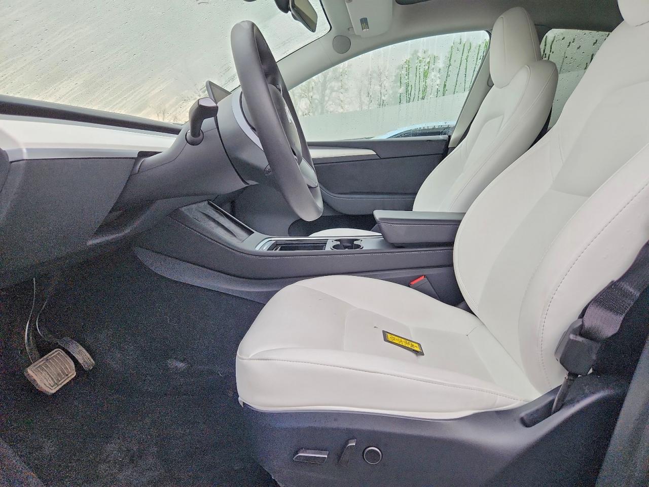 TESLA MODEL Y 2023 — 8