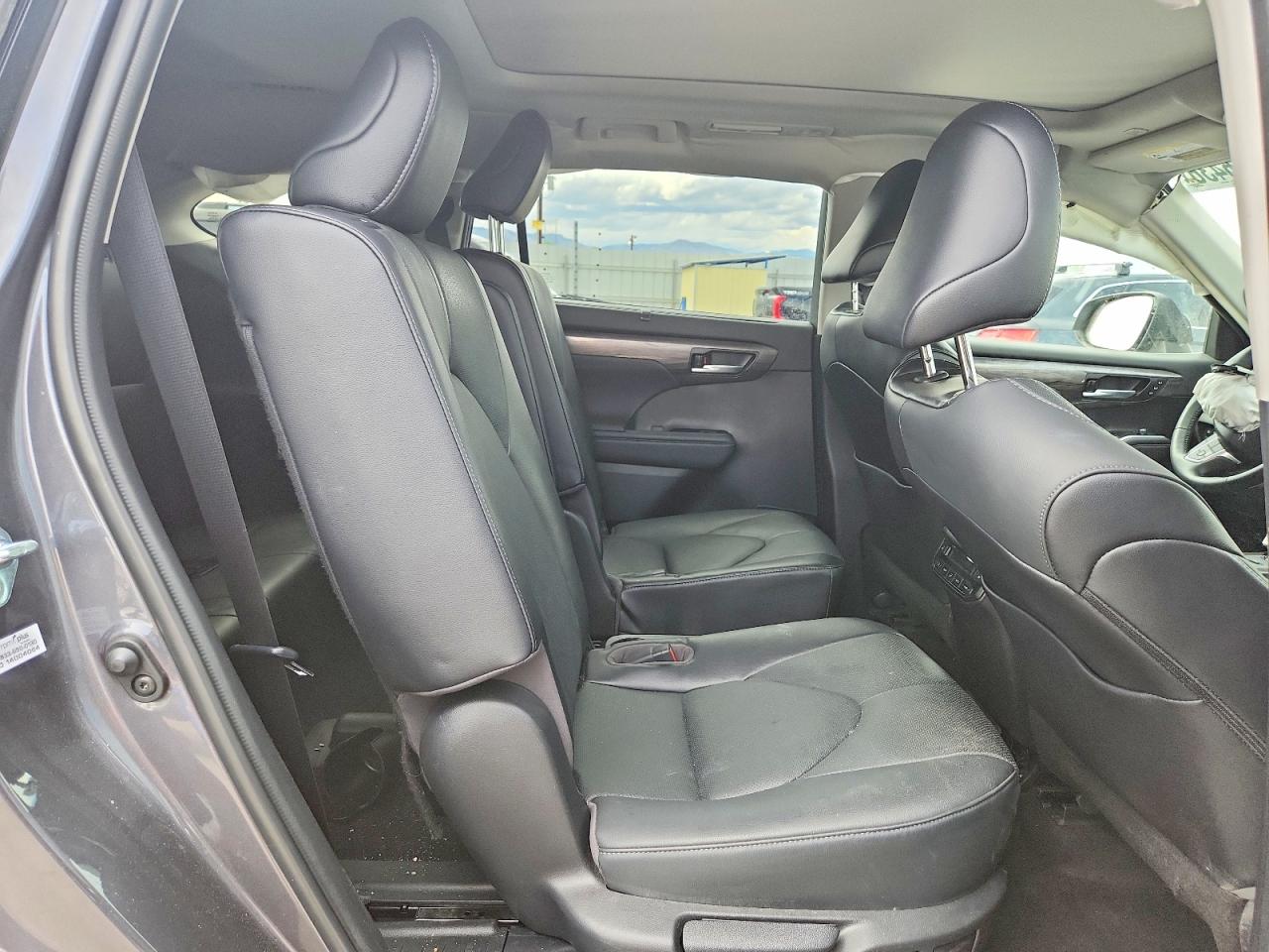 TOYOTA HIGHLANDER 2023 — 12