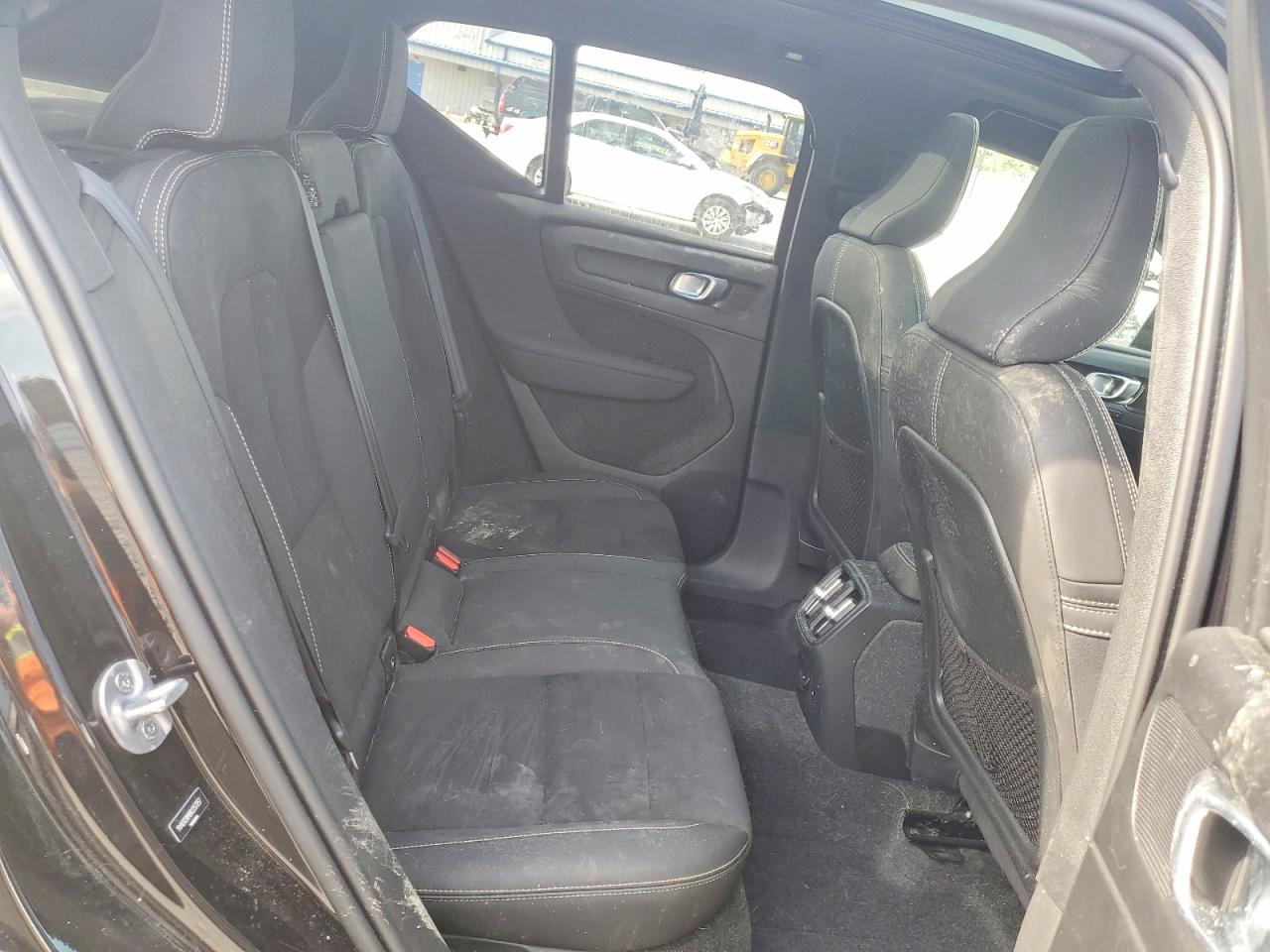 VOLVO XC40 2024 — 11