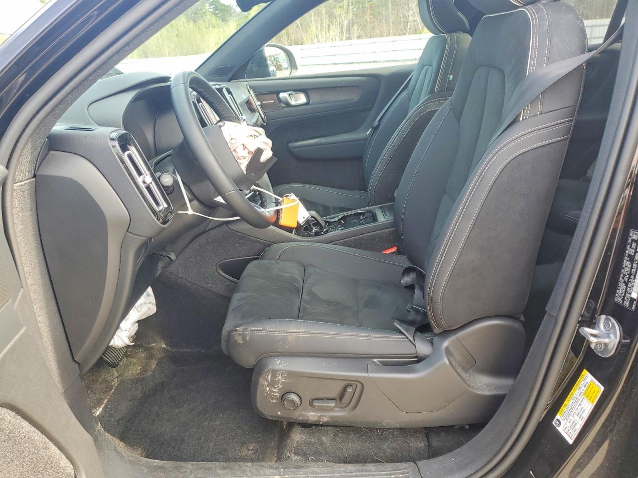 VOLVO XC40 2024 — 8