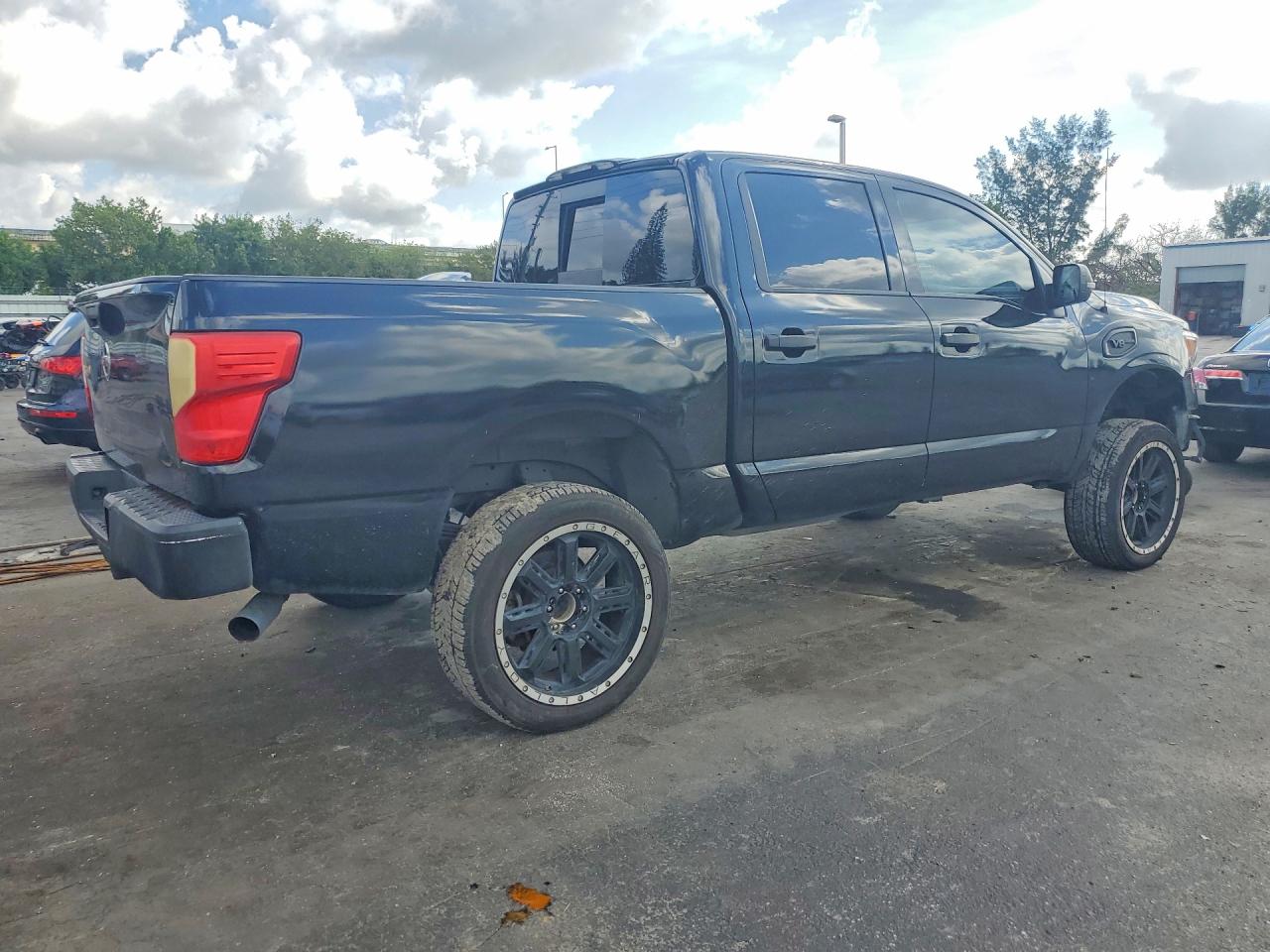 NISSAN TITAN 2017 — 4
