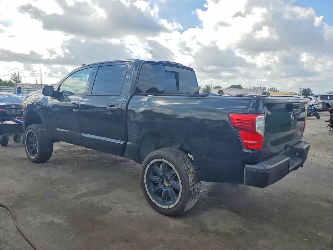 NISSAN TITAN 2017 — 3