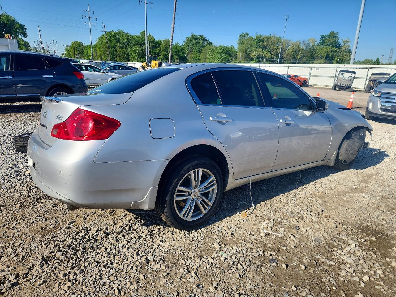 INFINITI G37 SEDAN 2013 — 4