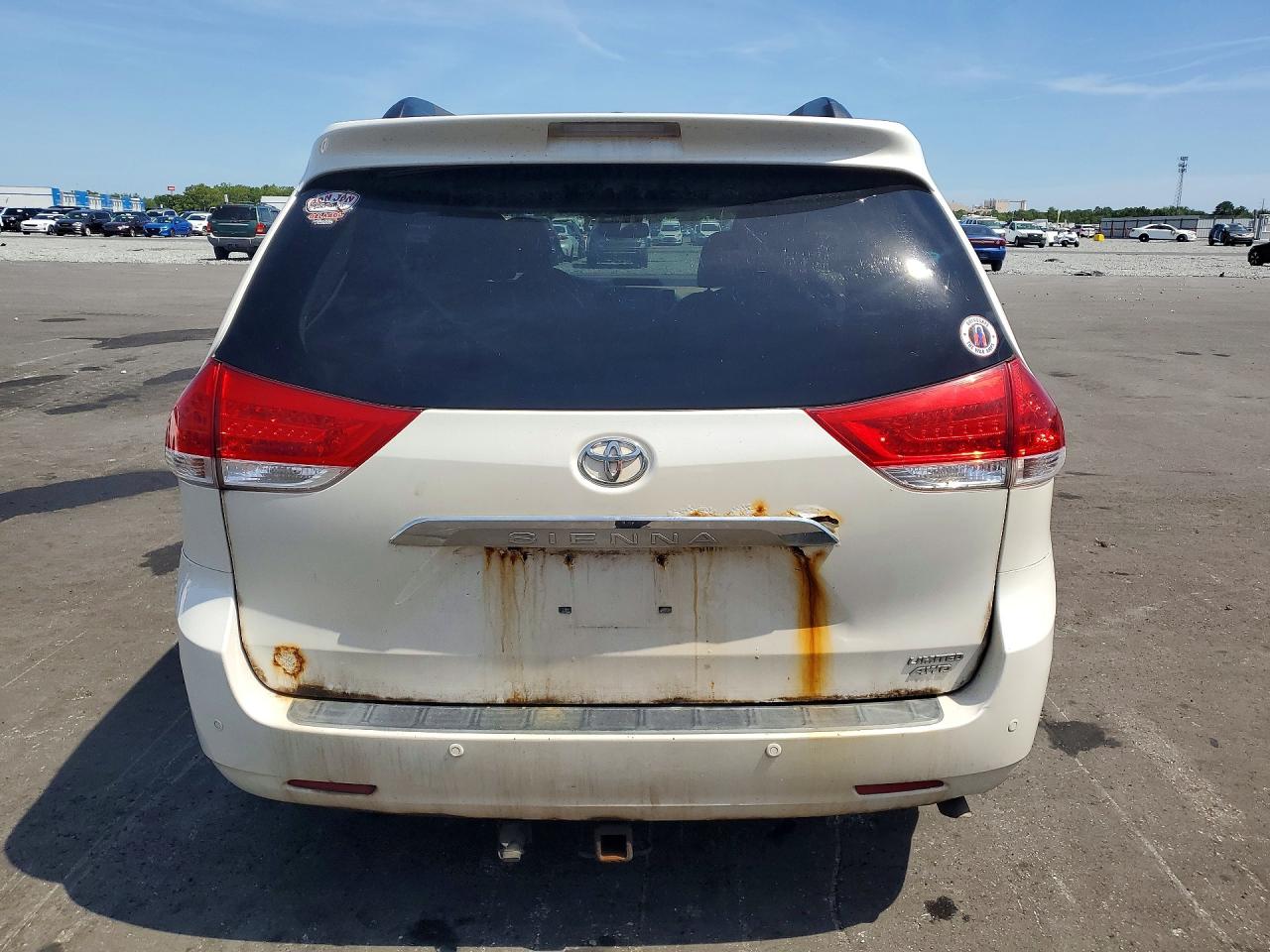 TOYOTA SIENNA 2011 — 7