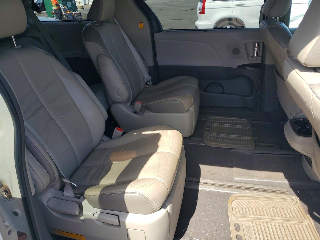 TOYOTA SIENNA 2011 — 12