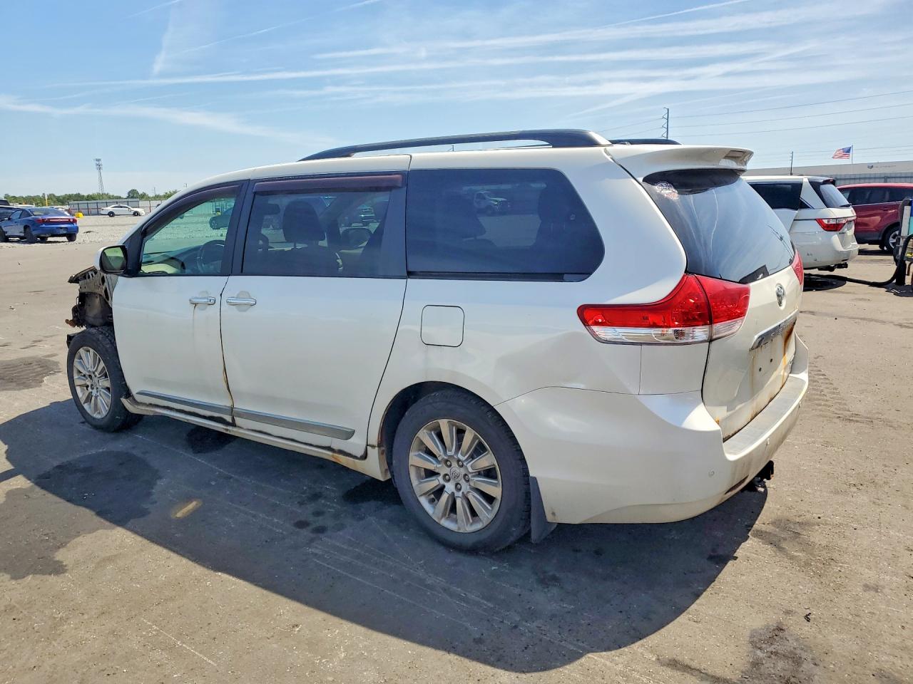 TOYOTA SIENNA 2011 — 3