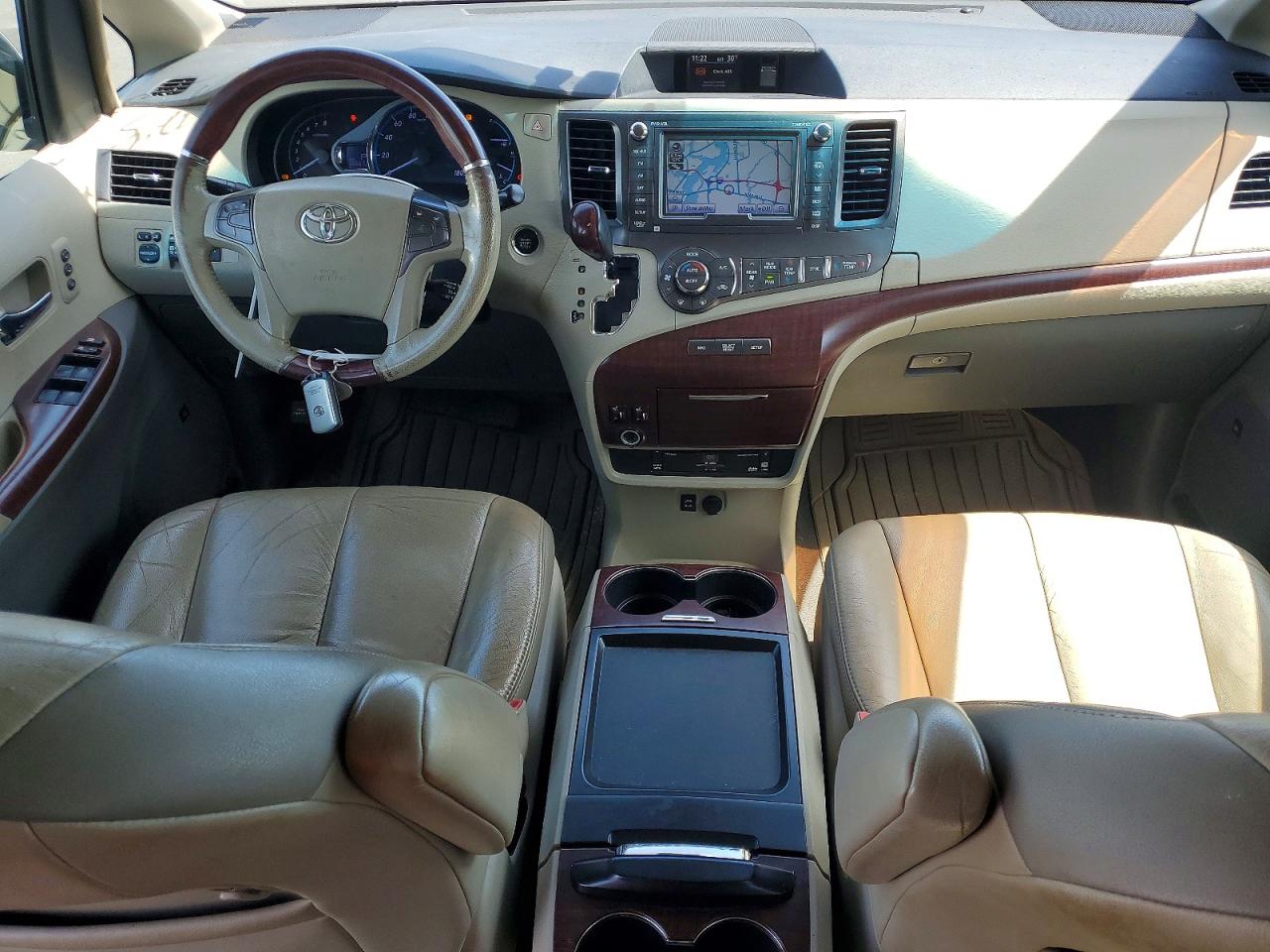 TOYOTA SIENNA 2011 — 9