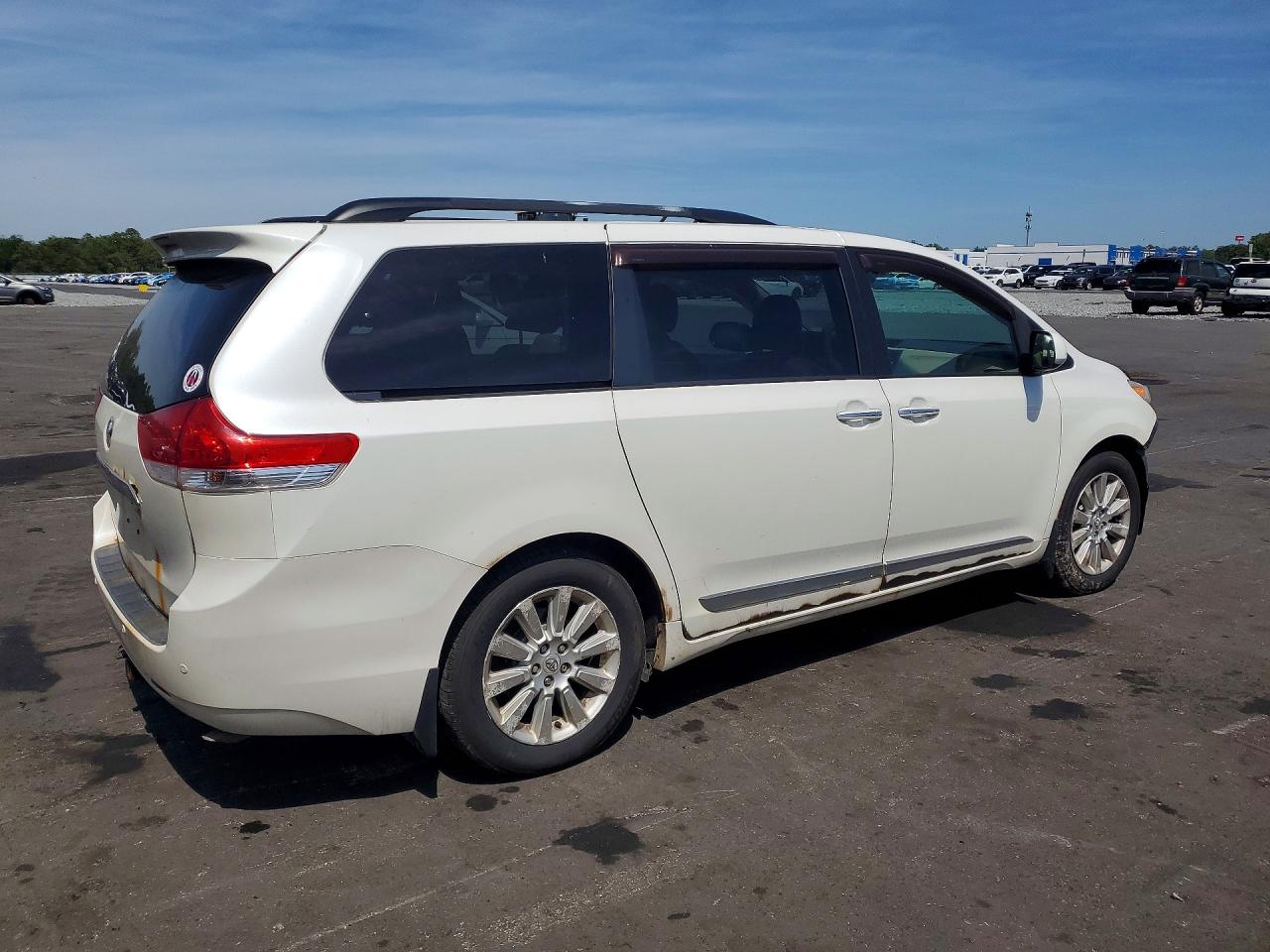 TOYOTA SIENNA 2011 — 4