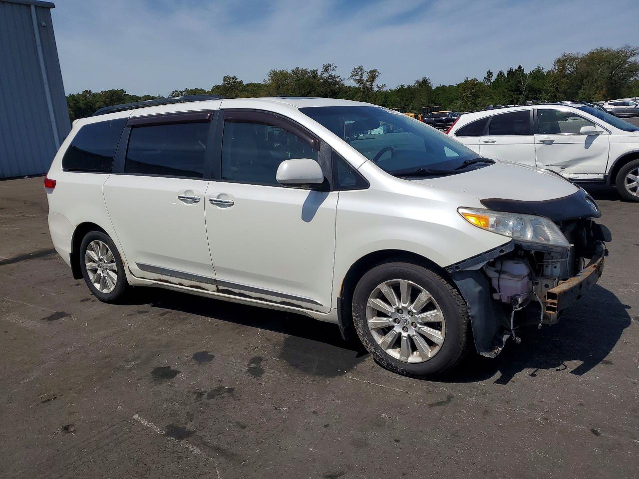 TOYOTA SIENNA 2011 — 5