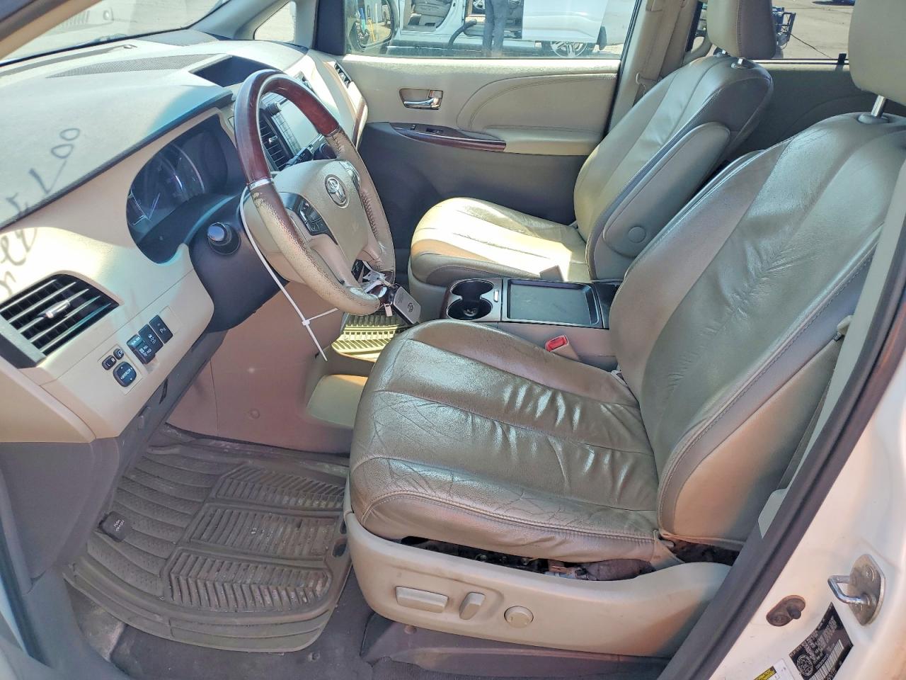 TOYOTA SIENNA 2011 — 8