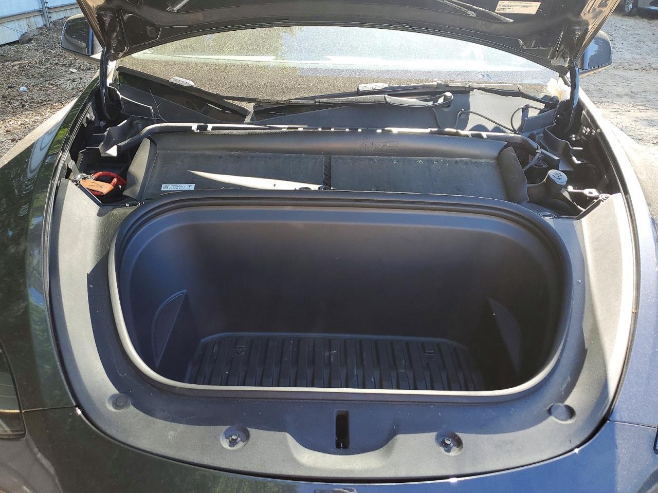 TESLA MODEL Y 2024 — 12