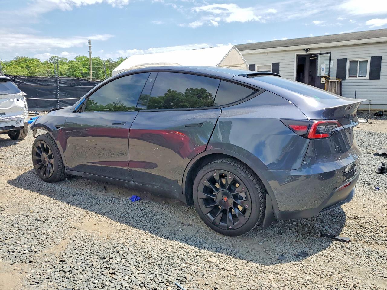 TESLA MODEL Y 2021 — 3