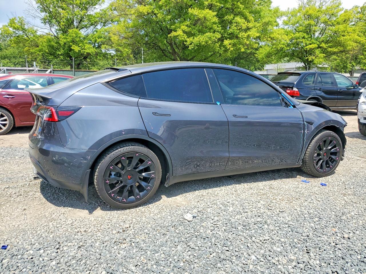 TESLA MODEL Y 2021 — 4
