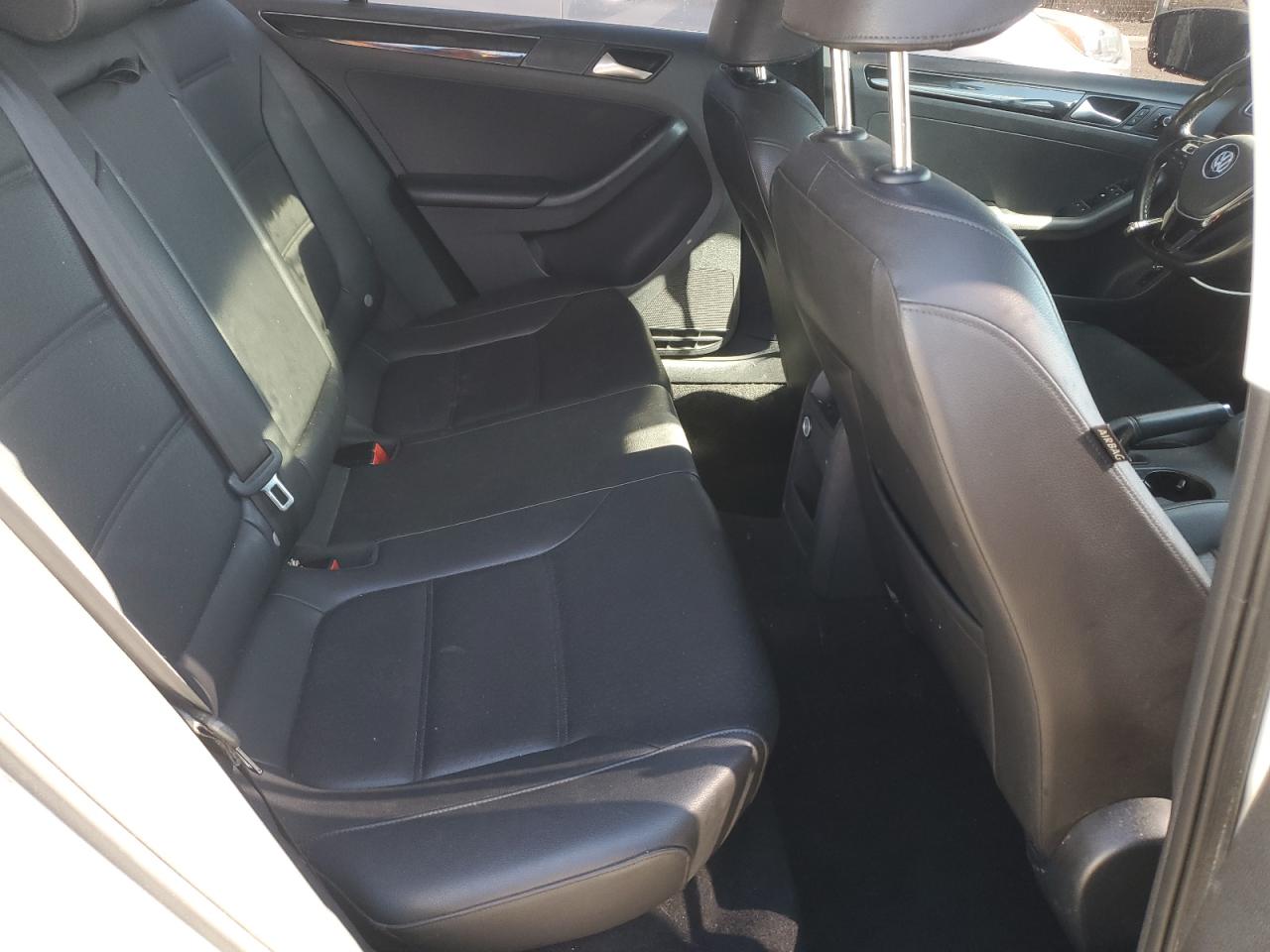 VOLKSWAGEN JETTA 2016 — 11