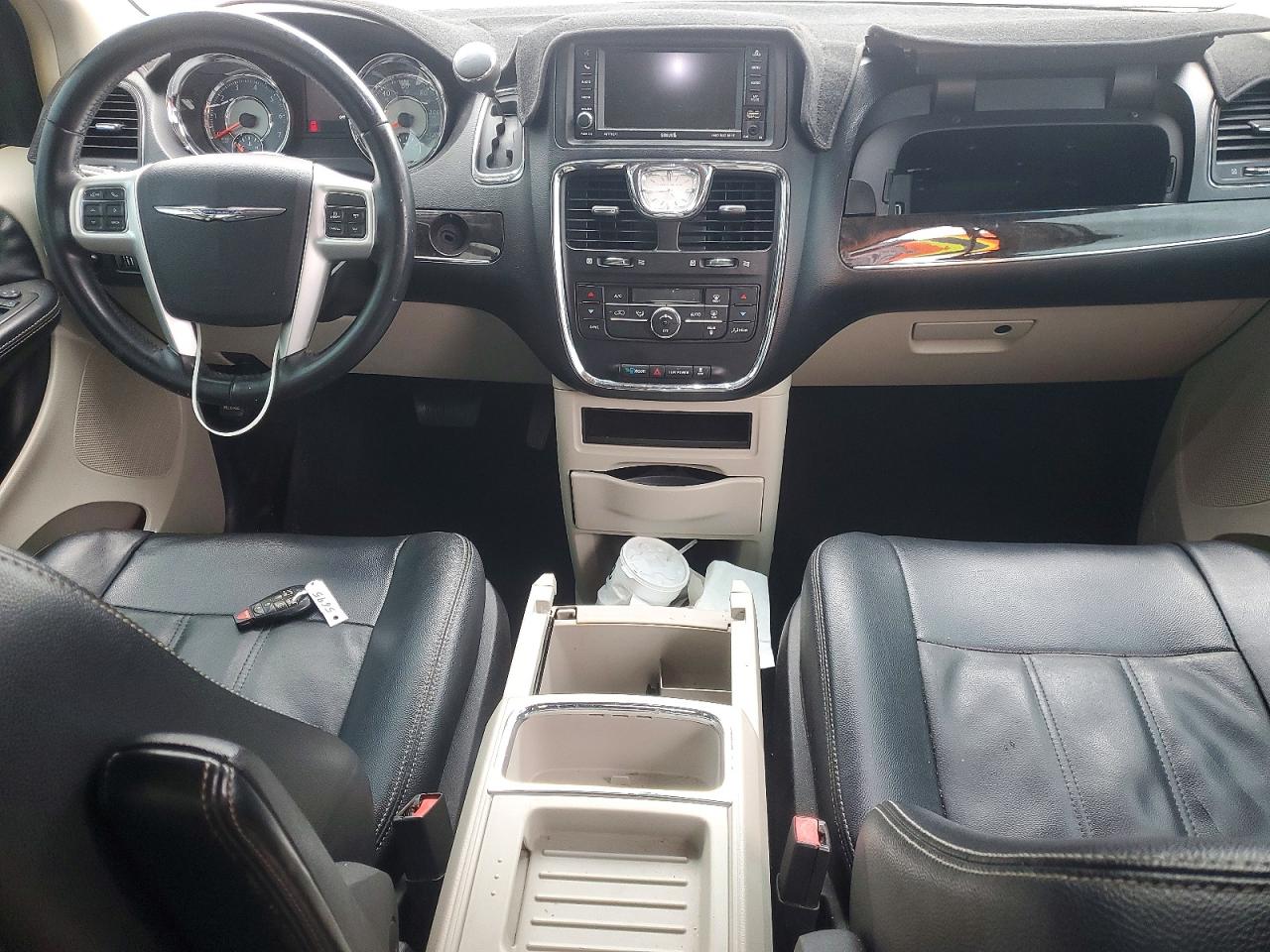 CHRYSLER TOWN & COUNTRY 2016 — 9