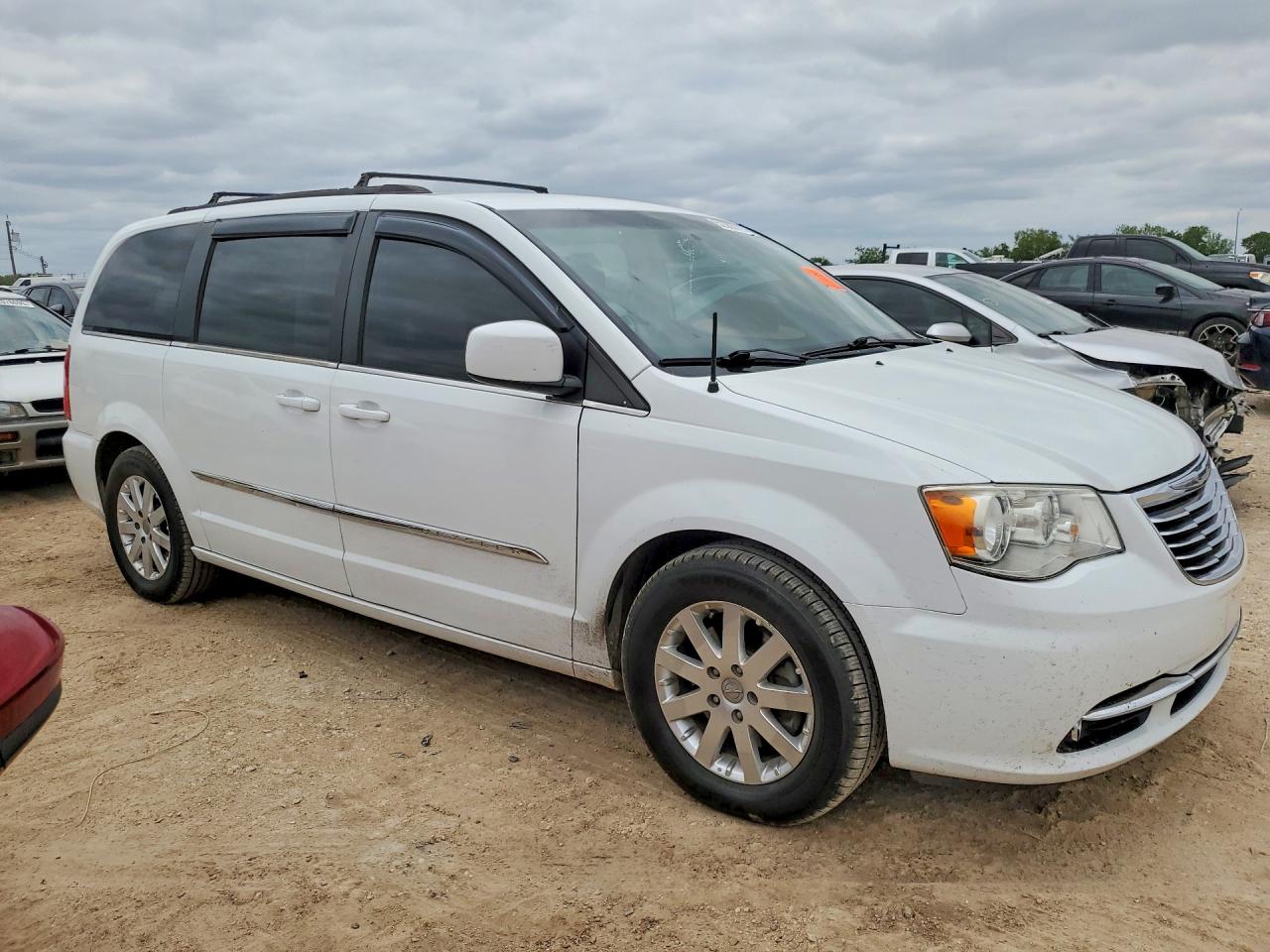 CHRYSLER TOWN & COUNTRY 2016 — 5