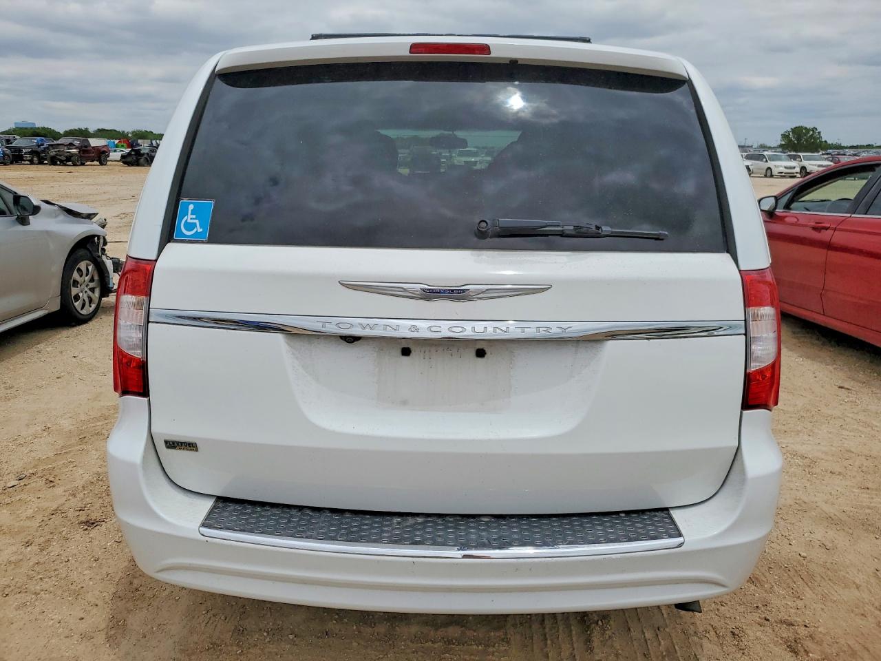 CHRYSLER TOWN & COUNTRY 2016 — 7