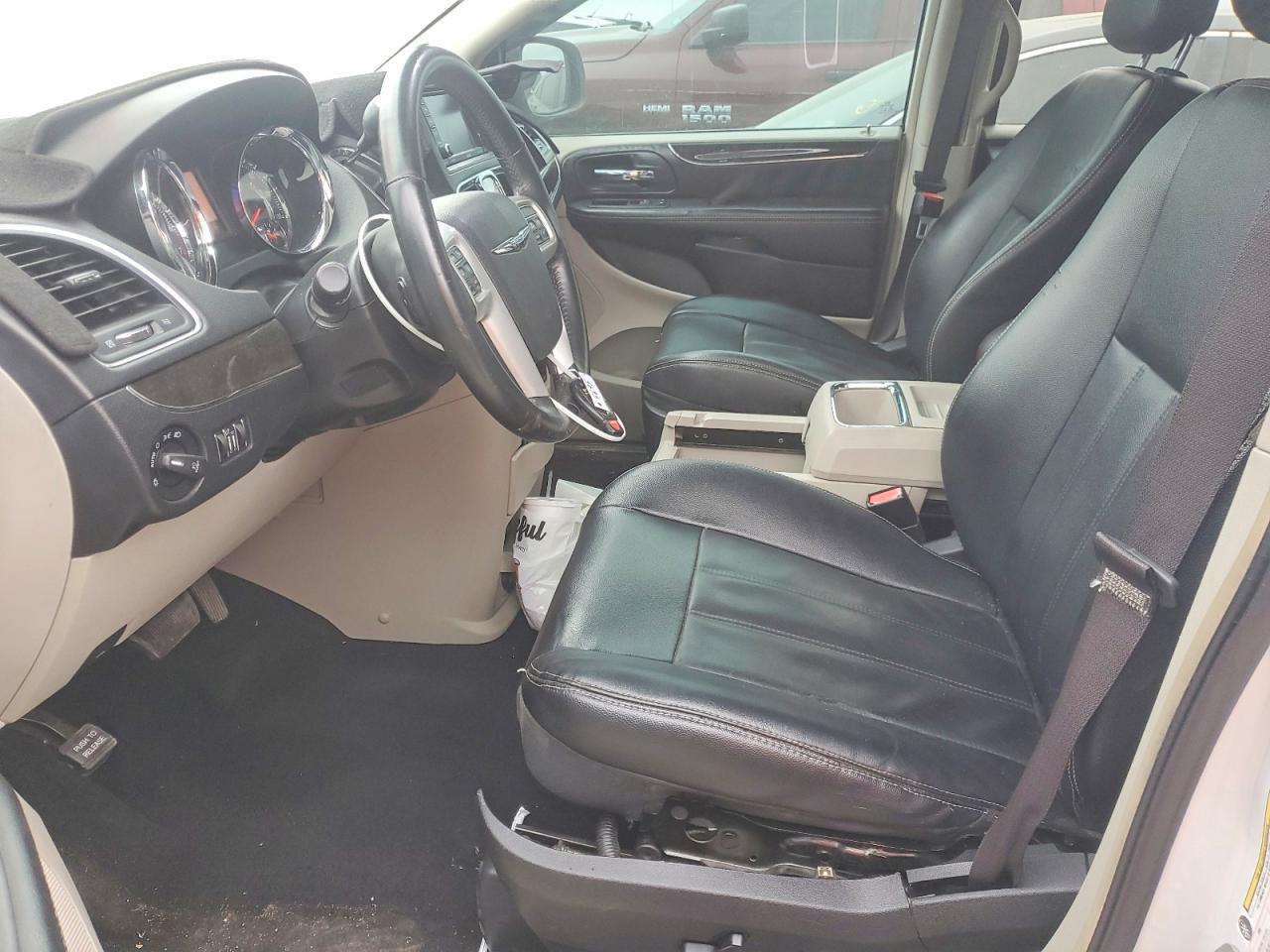 CHRYSLER TOWN & COUNTRY 2016 — 8