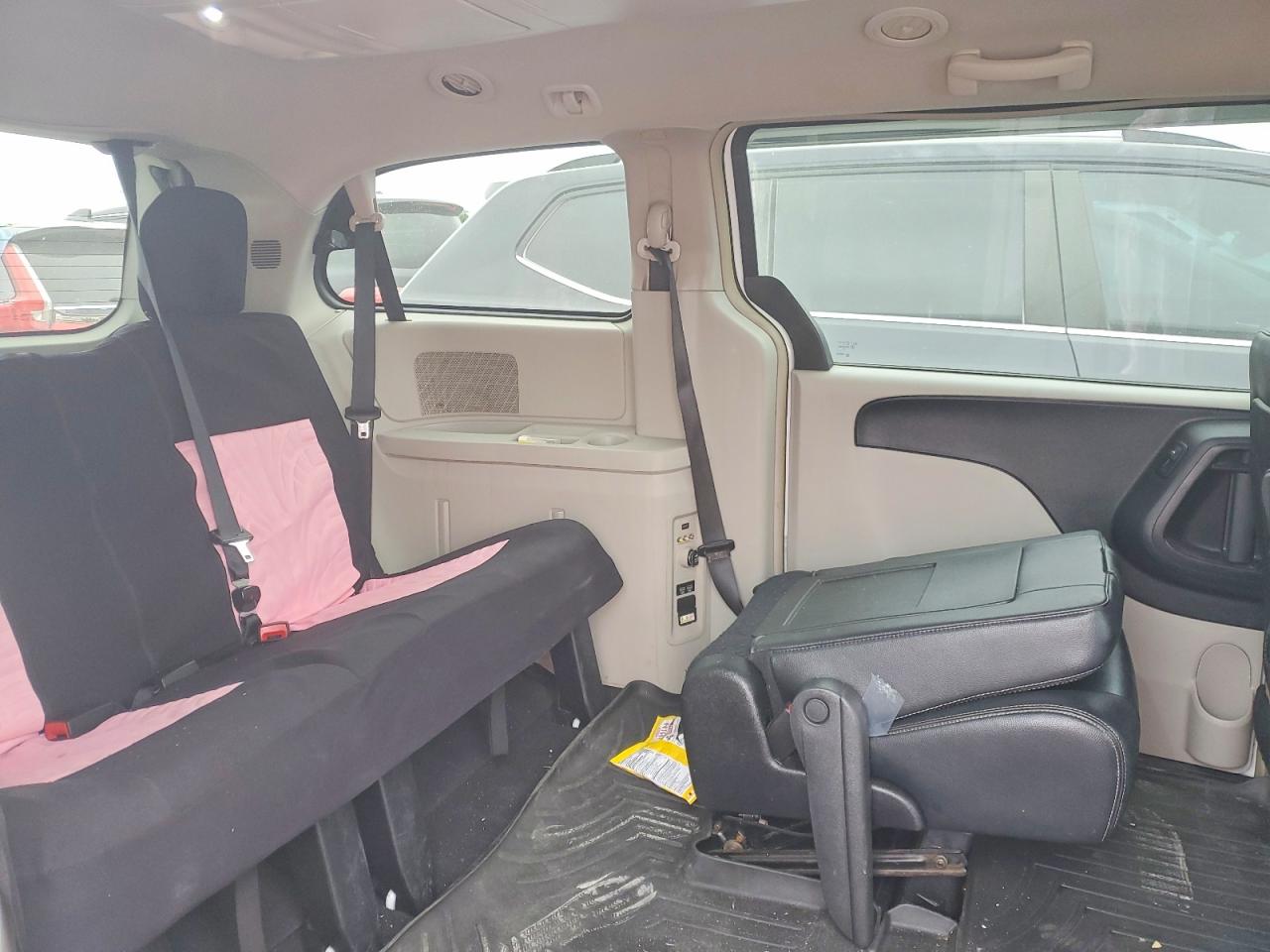 CHRYSLER TOWN & COUNTRY 2016 — 12