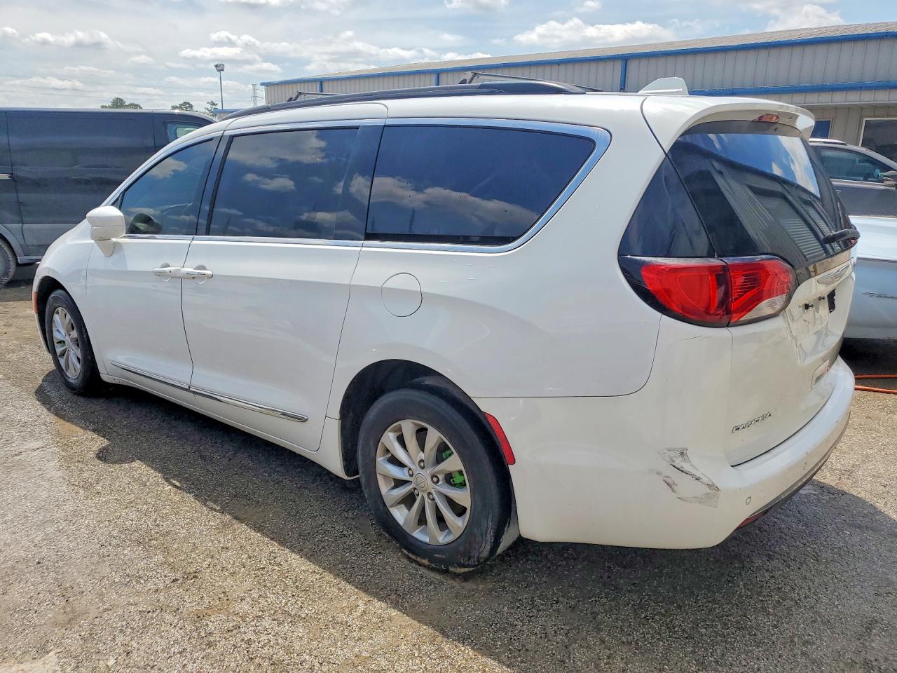 CHRYSLER PACIFICA 2017 — 3