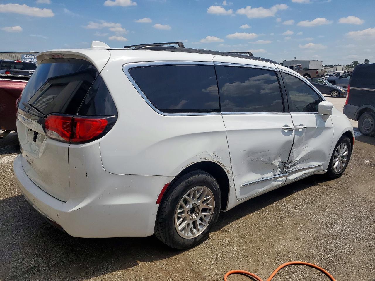 CHRYSLER PACIFICA 2017 — 4