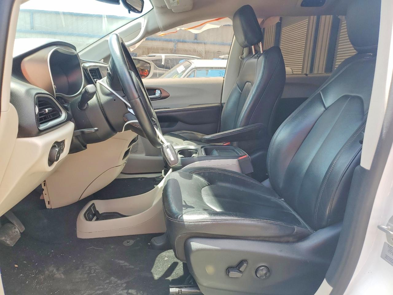 CHRYSLER PACIFICA 2017 — 8
