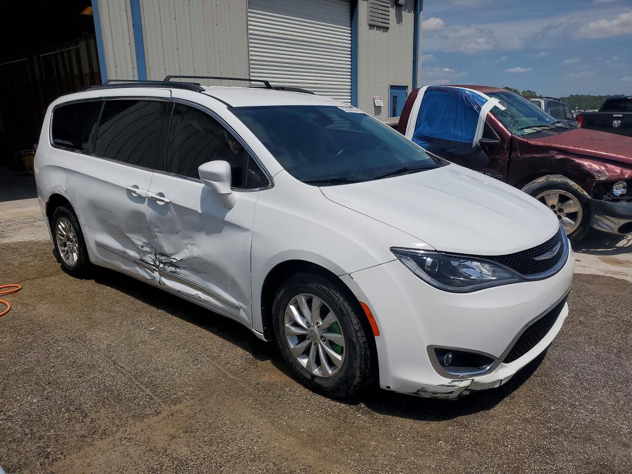 CHRYSLER PACIFICA 2017 — 5