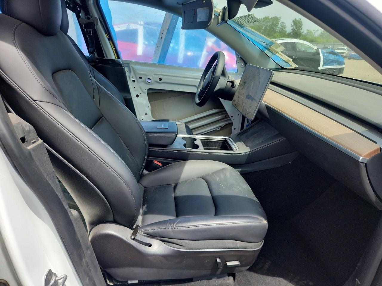 TESLA MODEL Y 2021 — 8