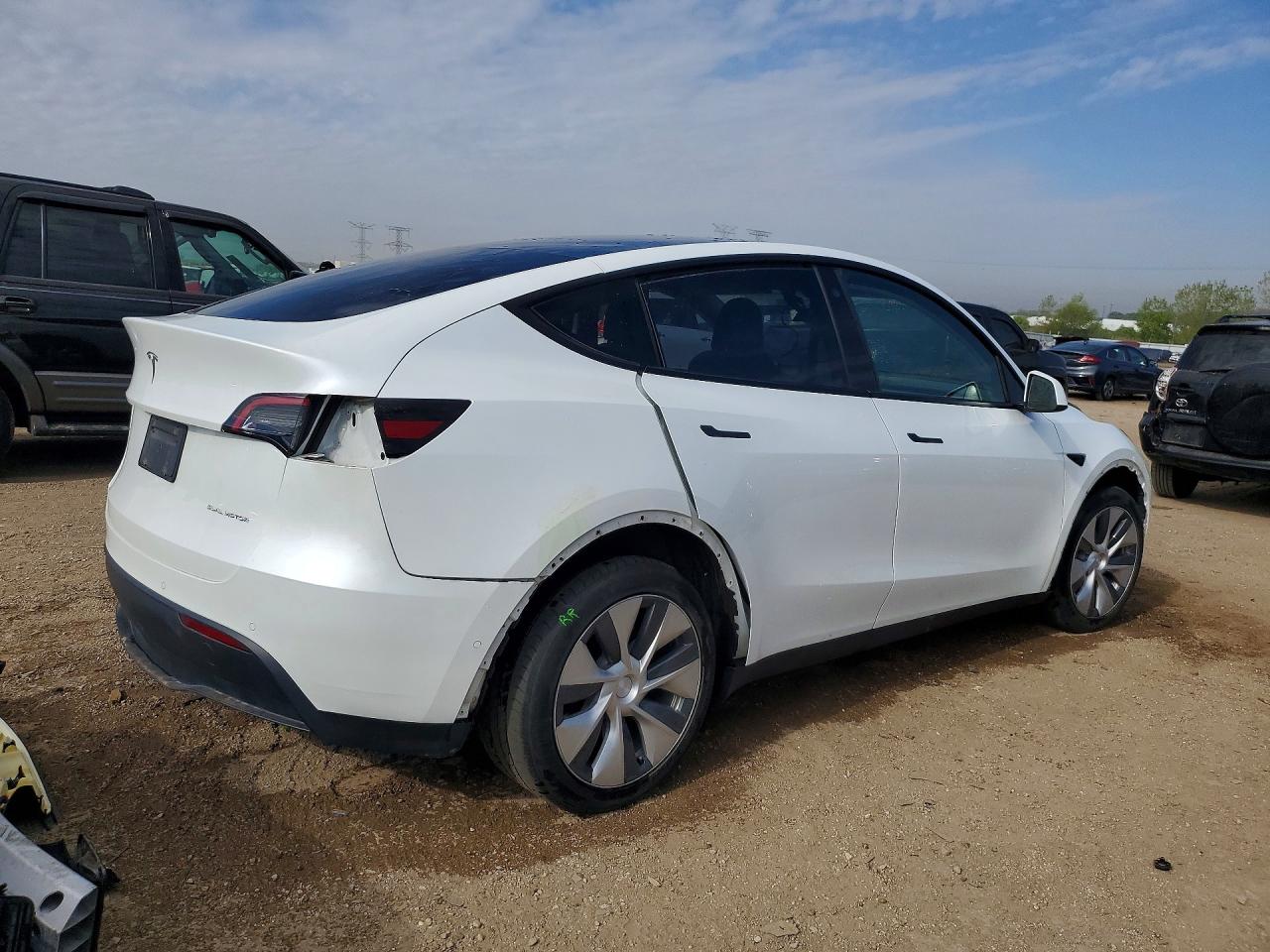 TESLA MODEL Y 2021 — 4