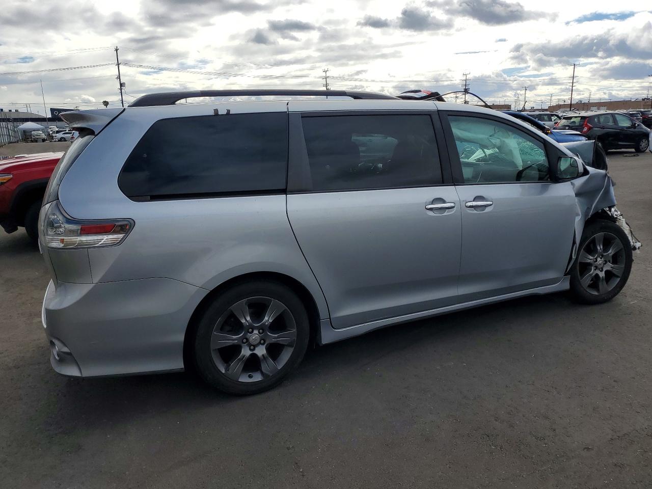TOYOTA SIENNA 2015 — 4